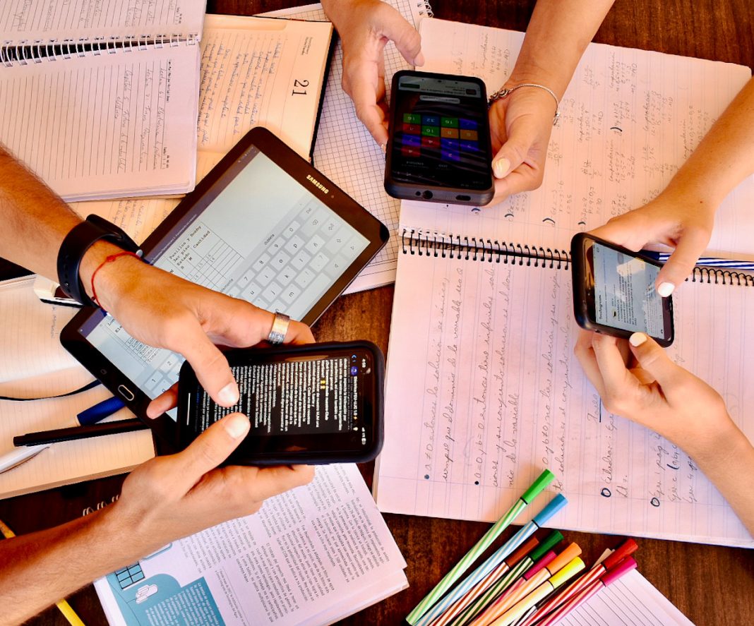 LA CASA DESDE EL TEJADO. EL VÍNCULO ENTRE INTELIGENCIA ARTIFICIAL GENERATIVA Y EVALUACIÓN EN EDUCACIÓN SUPERIOR*